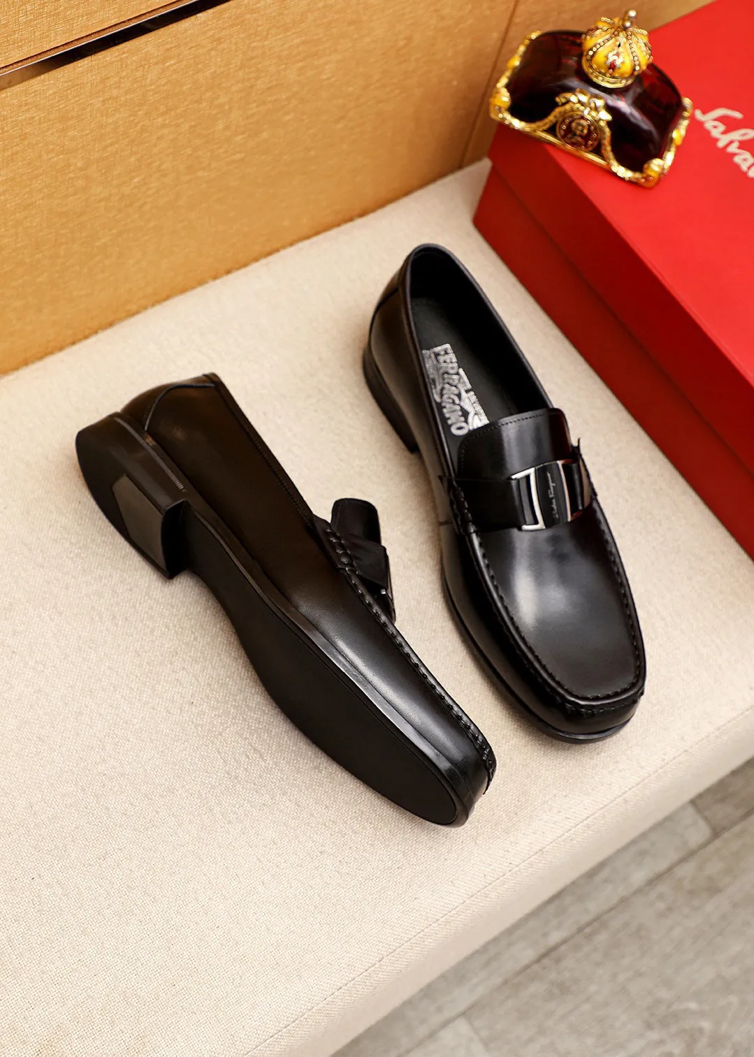 Men's shoes 💰460 💐 Product trademark: Ferragamo "Ferragamo" casual leather shoes Regular size: 38-44 (45.46🉑️customized) Product materials: Selected imported first-layer calfskin upper + luxury hardware buckle, imported water-dyed cowhide leather lining. Strong three-dimensional visual effect, original rubber outsole Color: 1⃣️color optional